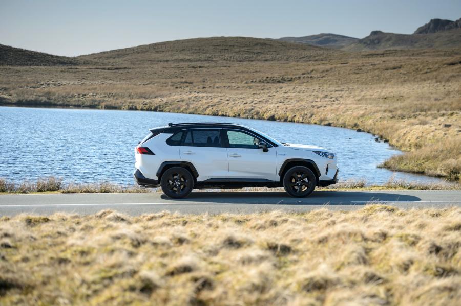  Toyota RAV4 Hybrid 2019 года  (UK) (фото 37 из 40)